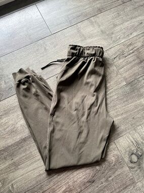 lululemon on the move khaki jogger size 4
